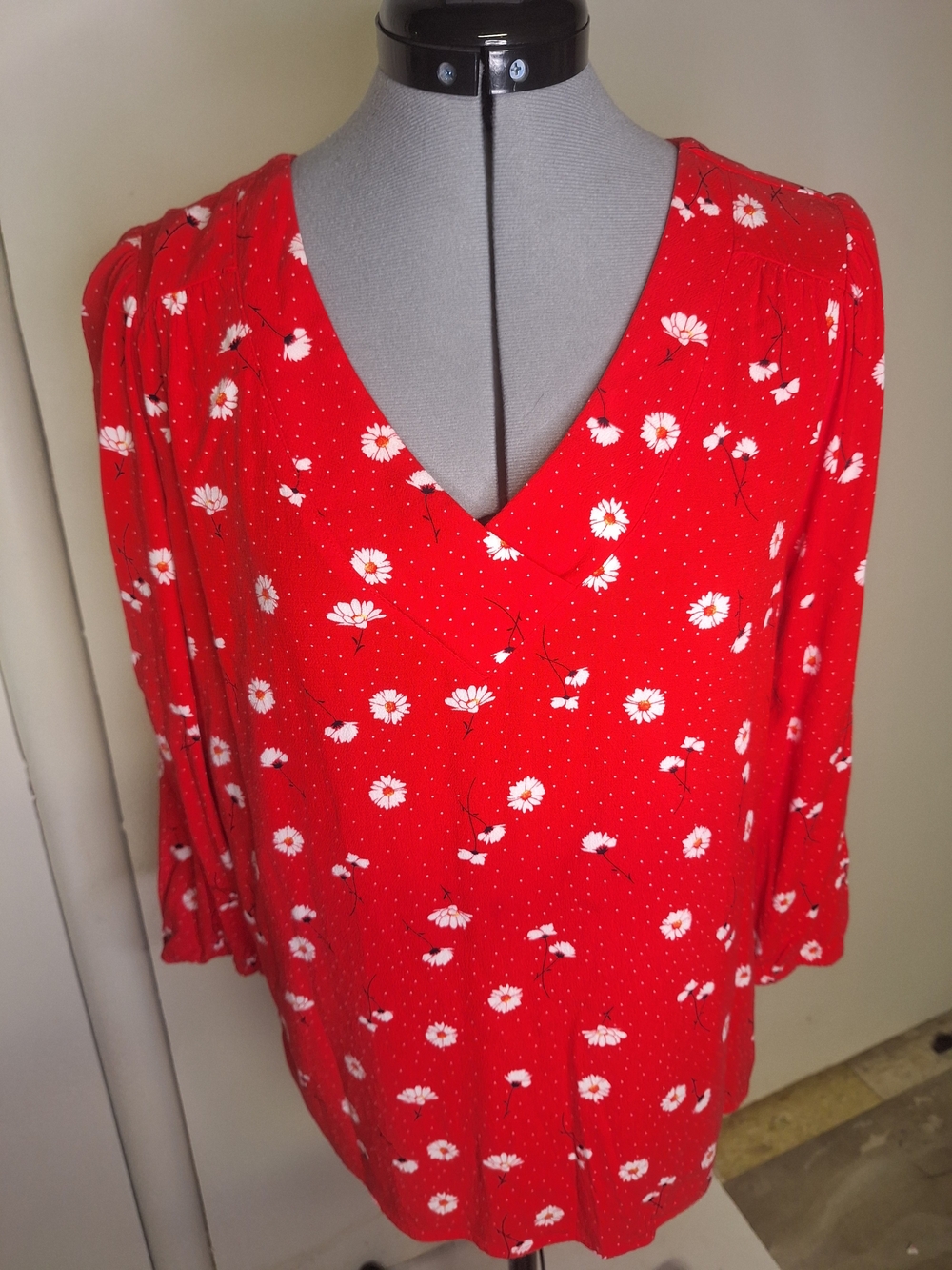Red Floral Daisy V-Neck Women's Top Size Small